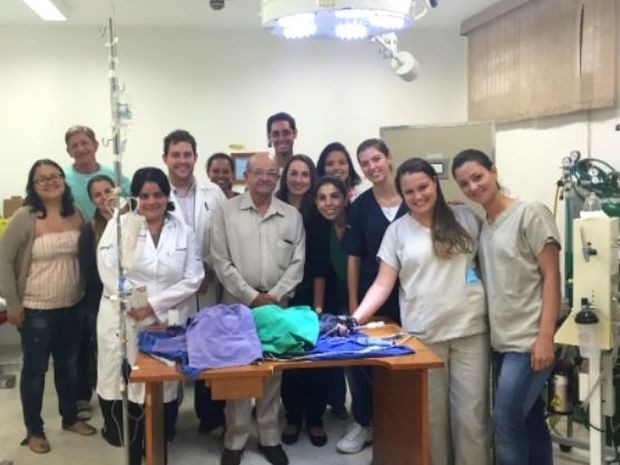 Equipe da Unesp que fez a cirurgia em Botucatu (Foto: Reprodução / TV TEM)