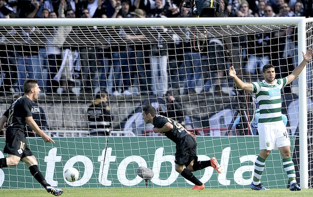 Marinho comemora gol do Académica contra o Sporting (Foto: AFP)
