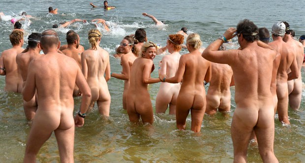 Nadadores entram na água para participar da primeira edição do 'Sydney Skinny' (Foto: William West/AFP)