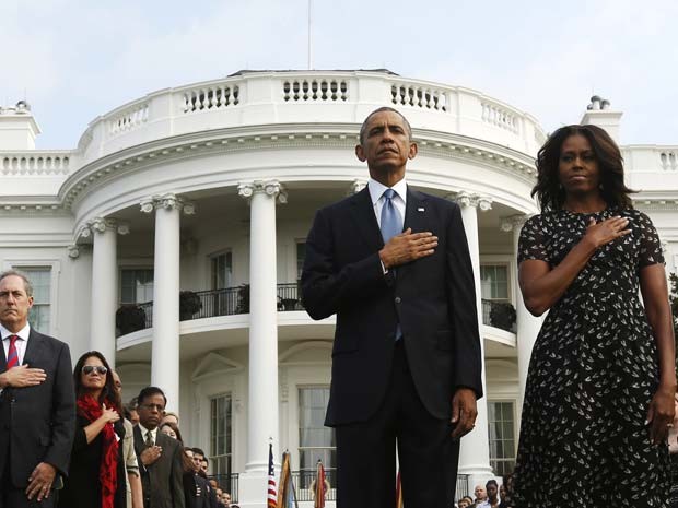 Barack Obama e a primeira-dama Michelle Obama participam de homenagem às vítimas do 11 de setembro na Casa Branca, nesta quinta (11) (Foto: REUTERS/Kevin Lamarque)