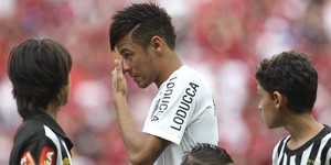 Neymar chora no último jogo pelo Santos (Reuters)