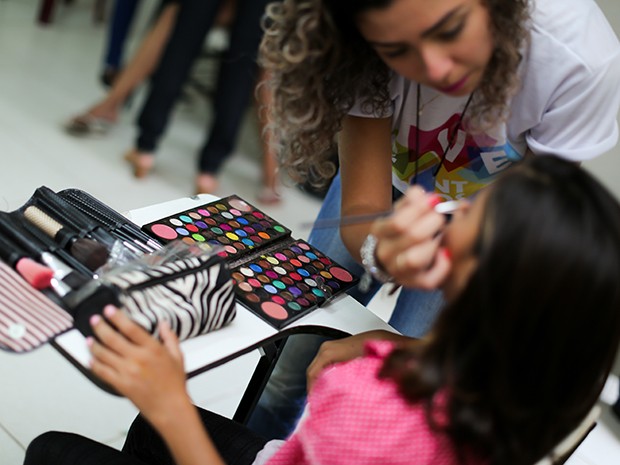 Campanha realizada pelos alunos da Unifor ofereceu serviços de beleza,como corte de cabelo, escova e maquiagem (Foto: Ares Soares/Unifor) Campanha realizada pelos alunos da Unifor ofereceu serviços de beleza,como corte de cabelo, escova e maquiagem (Foto: Ares Soares/Unifor)