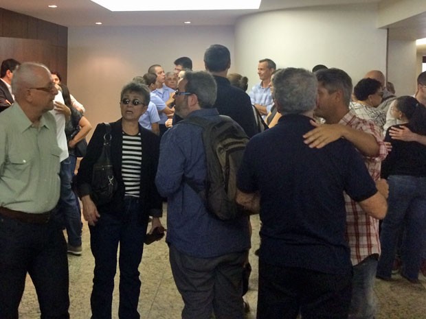 Amigos e colegas de trabalho foram se despedir de Beatriz (Foto: Henrique Coelho / G1)