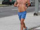 Sem camisa, Juliano Cazarré corre pela orla de praia do Rio