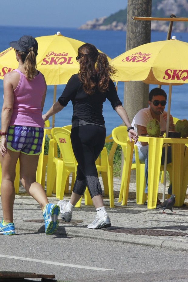 Giovanna Antonelli caminhando na orla da Barra da Tijuca (Foto: Dilson Silva  / Agnews)