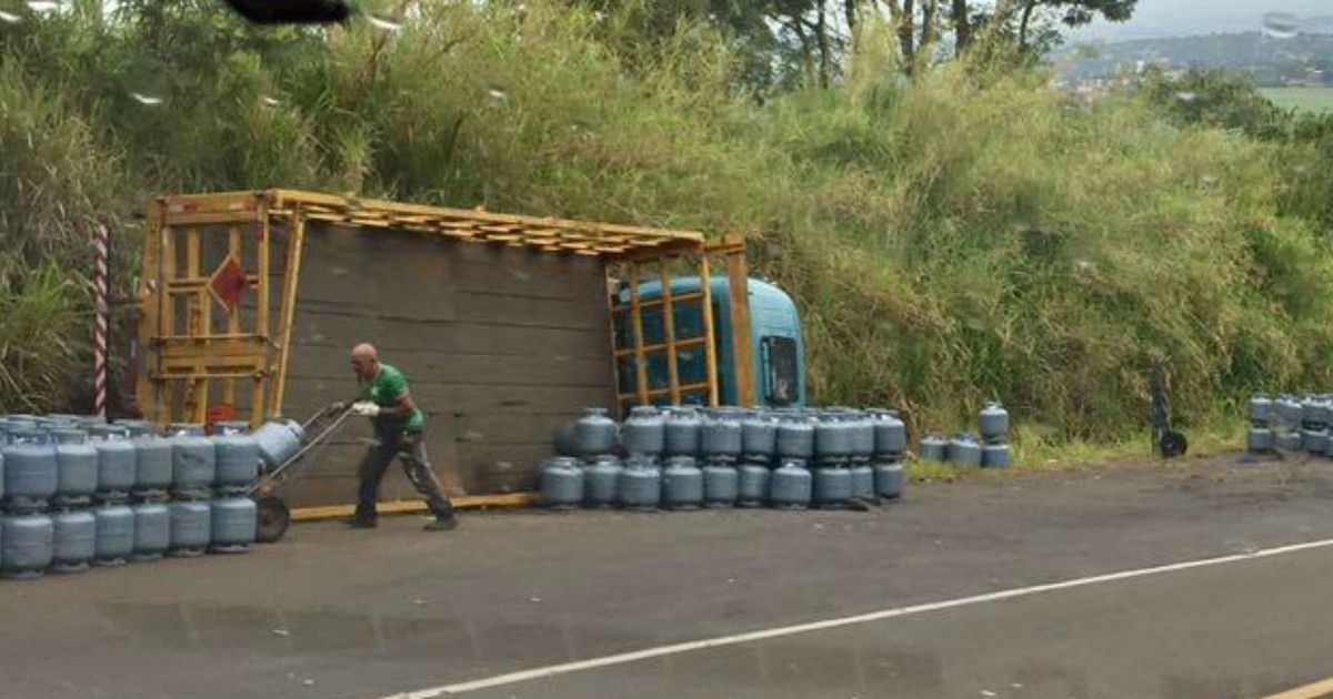 G1 - Caminhão carregado com botijões de gás de cozinha tomba ... - Globo.com