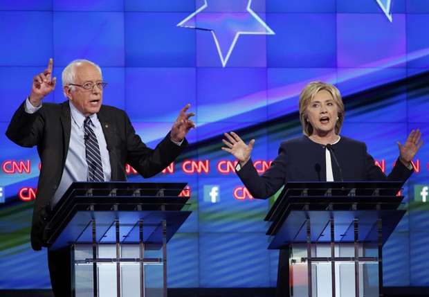 Bernie Sanders e Hillary Clinton participam de debate entre os pré-candidatos democratas à presidência, na terça (13) (Foto: Reuters/Lucy Nicholson)