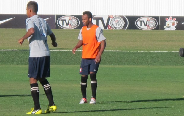 Chiquinho treino Corinthians (Foto: Carlos Augusto Ferrari / Globoesporte.com)