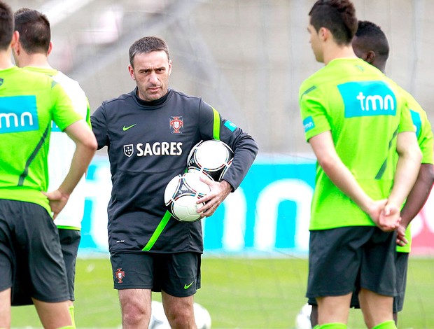 Paulo Bento no treino da seleção de Portugal (Foto: AP)