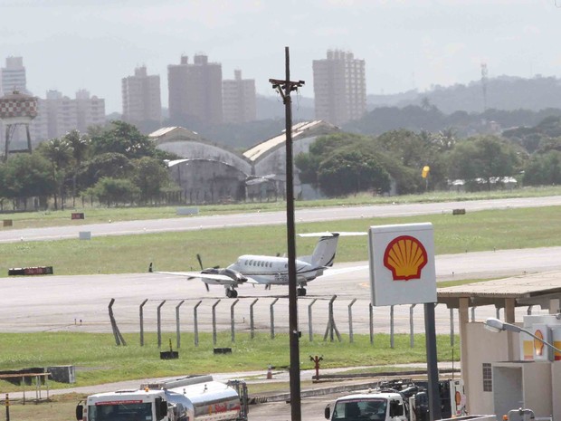 Avião que levou empresários dtidos no Recife durante Operação Custo Brasil (Foto: Aldo Carneiro/ Pernambuco Press)
