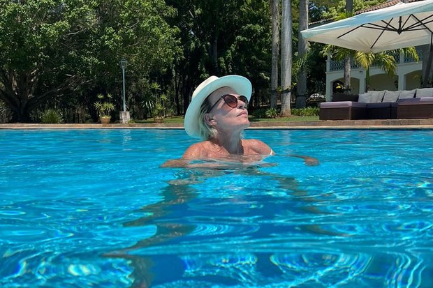 Ana Maria Braga curte férias na piscina e brinca: Só mais um pouquinho (Foto: Reprodução/Instagram)