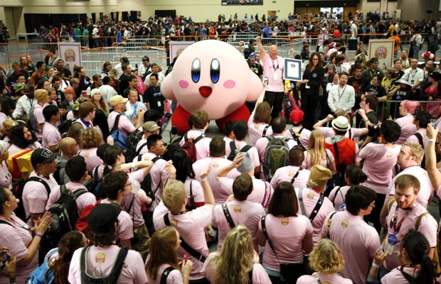 Conforme os organizadores, 536 fãs participaram da ação. Para quebrar o recorde, eram necessárias 304 pessoas. (Foto: AP)