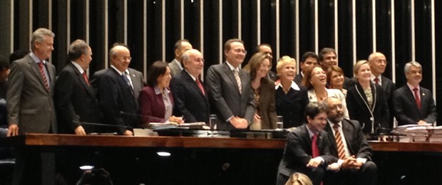 Xuxa com senadores e a ministra Ideli Salvatti após a aprovação do projeto da Lei da Palmada (Foto: Felipe Néri / G1)