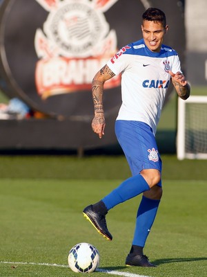 À espera de renovação, Guerrero completa 100 jogos em alta no Timão