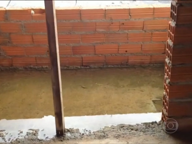 Obras paradas em Sorocaba estão acumulando água entre materiais (Foto: Reprodução/TV TEM)