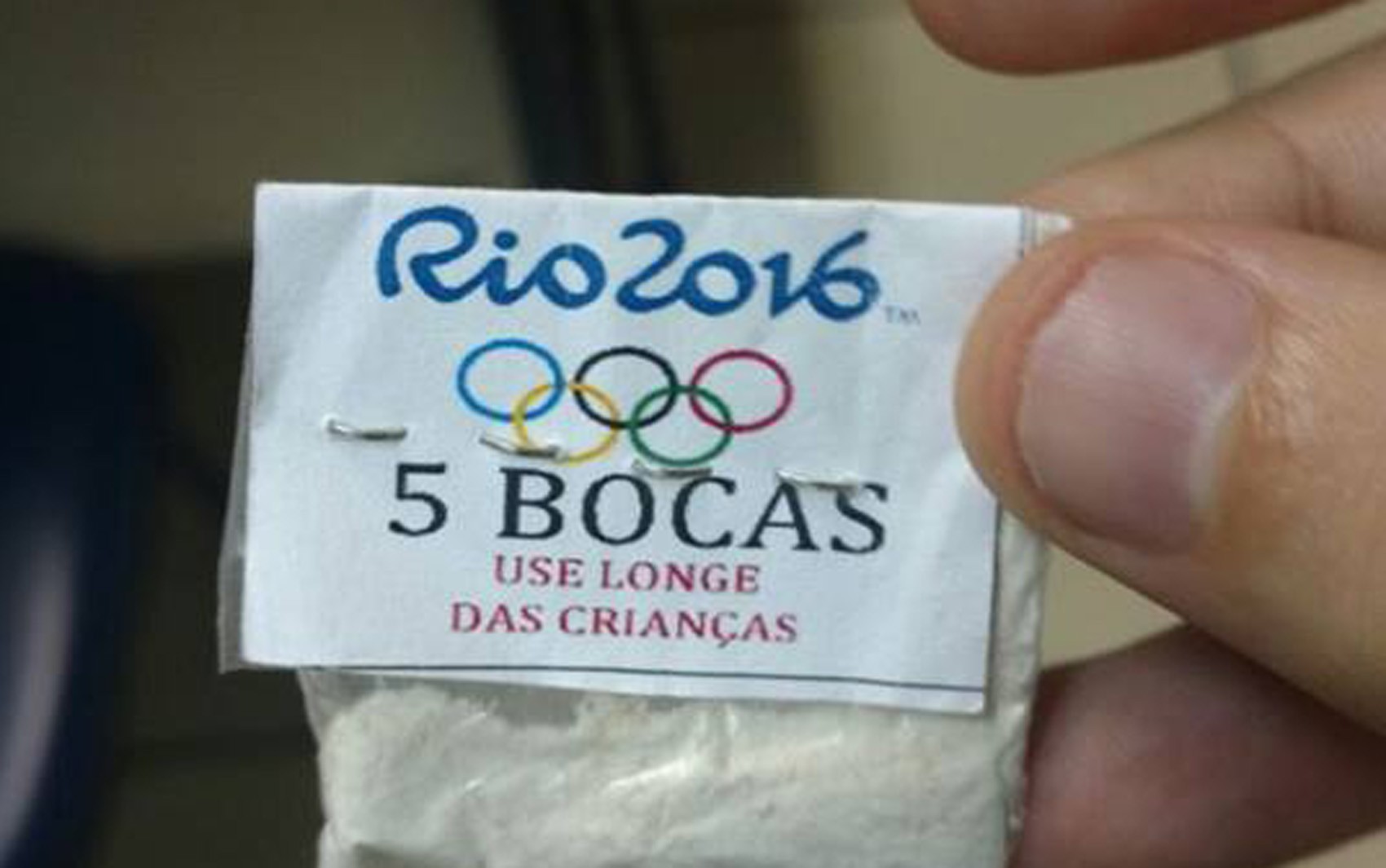 Policiais apreendem drogas com logo da Rio 2016