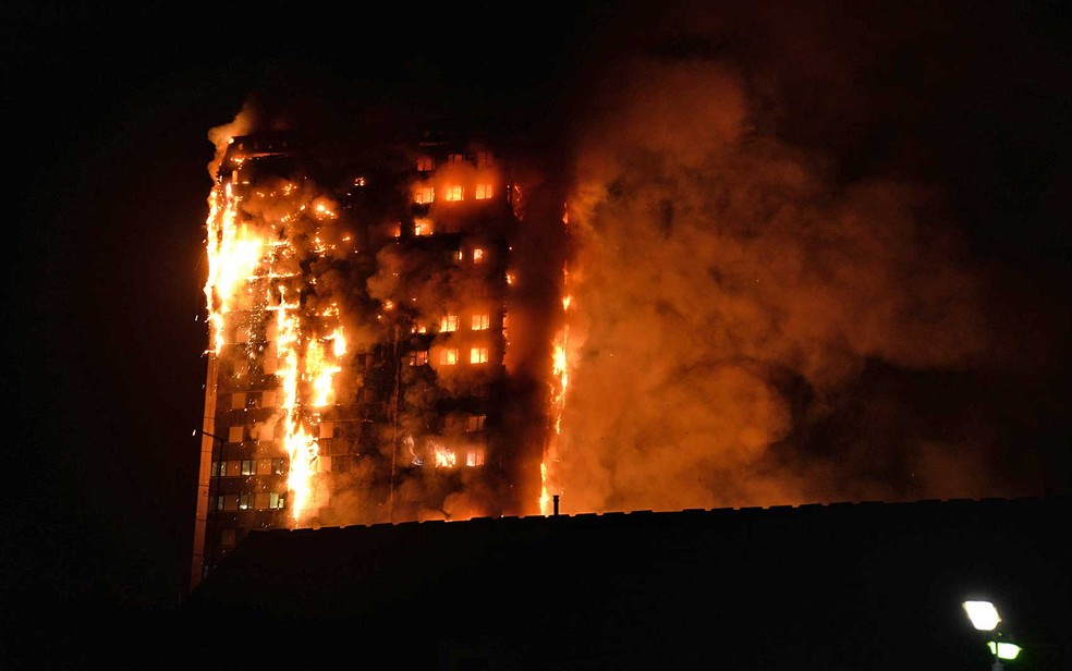 Outra imagem do incêndio feito por um morador da região (Foto: Giulio Thuburn / via AFP Photo)