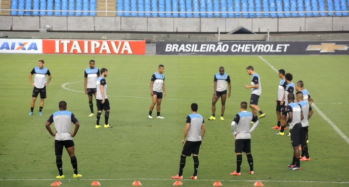 Botafogo treina no campo principal do Nilton Santos (Foto: Gustavo Rotstein / GloboEsporte.com)