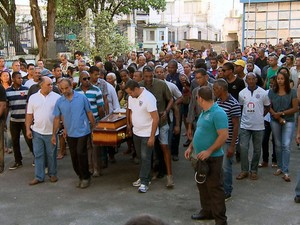 Enterro de PM e filho dele vítimas de chacina em Valéria, Salvador (Foto: Imagem/TV Bahia)