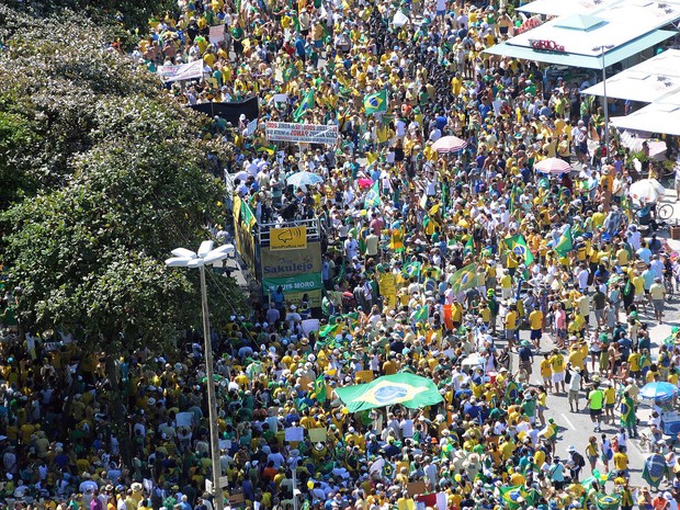 Protesto fechou pistas da Avenida Atlântica, em Copacabana (Foto: Alexandre Durão / G1)