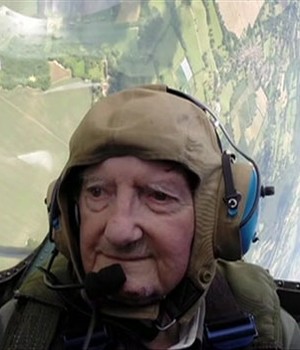 Britânico de 91 anos co-pilota Spitfire pela 1ª vez e faz piruetas (BBC)