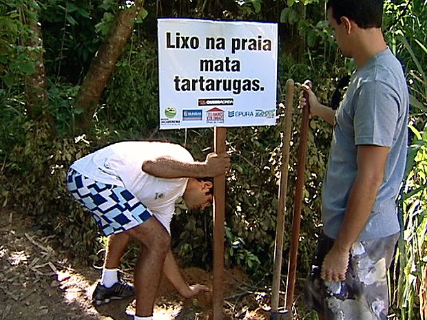 A ação acontece há oito anos e já recolheu mais de 50 toneladas de lixo (Foto: Reprodução/TV Gazeta)