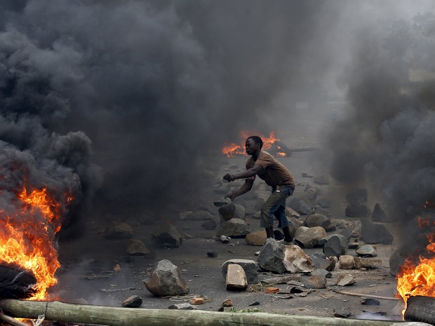 Homem atira pedras durante protesto contra o presidente do Burundi, Pierre Nkurunziza, em foto de 22 de maio (Foto: Reuters/Goran Tomasevic/File) Homem atira pedras durante protesto contra o presidente do Burundi, Pierre Nkurunziza, em foto de 22 de maio (Foto: Reuters/Goran Tomasevic/File)