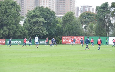 Palmeiras trabalha com bola e faz 