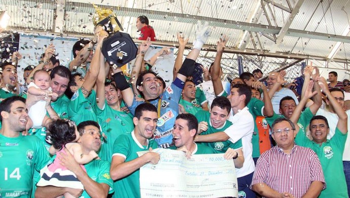 Maranguape ergue a taça de campeão da Copa TVM de futsal (Foto: Zé Rosa Filho/FCFS/Divulgação)