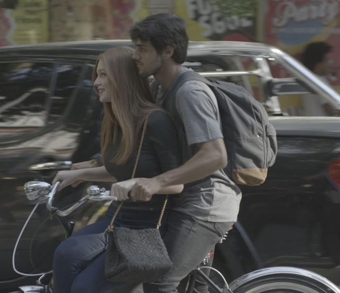 Jonatas busca Eliza de bicicleta e ela adora (Foto: TV Globo)