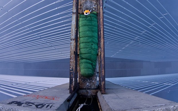 A imagem feita pelo fotógrafo conhecido como General Kosmosa mostra um explorador descansando na parte alta da Ponte Sul, em Kiev, sobre o rio Dniéper (Foto: General-Kosmosa.Livejournal.com/BBC)