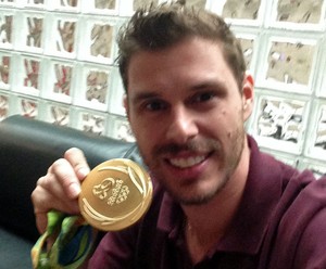 Bruninho e sua medalha de ouro (Foto: Arquivo pessoal)
