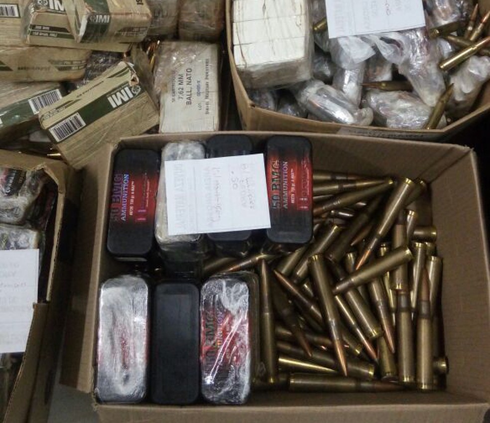 Armas, drogas e muni&ccedil;&otilde;es estavam em um fundo falso de um caminh&atilde;o (Foto: Pol&iacute;cia Militar/Cedida)