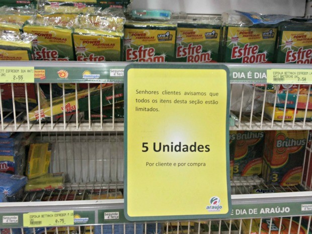 Em Rio Branco, supermercado orienta consumidores a não comprarem mais que cinco produtos da cesta básica (Foto: Janine Brasil/G1)