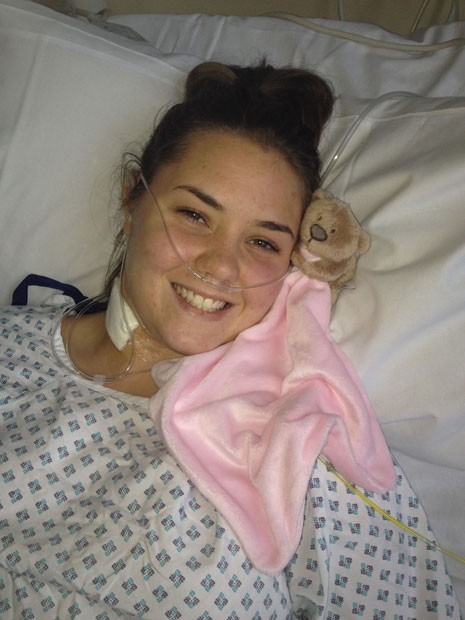 Imagem mostra a jovem inglesa Jessica Curphey, de 20 anos, ainda no hospital, onde passou por cirurgia para remover rim danificado. Médicos afirmam que ela possuía 4 rins (Foto: Caters)