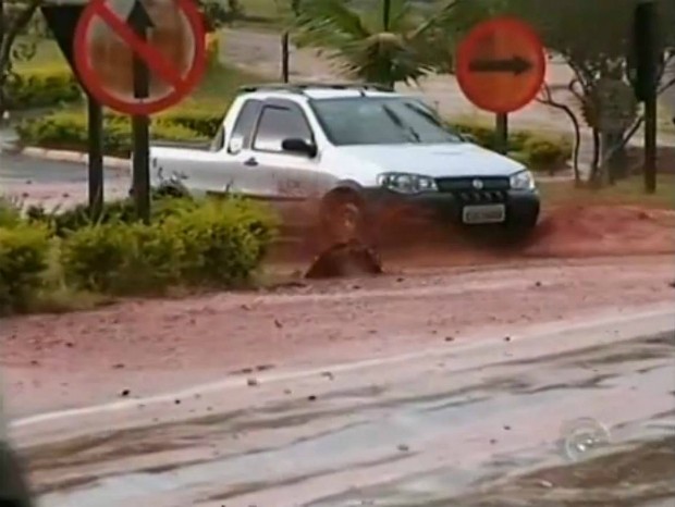 Trecho da SP-255, em Itaí (SP), ficou alagado e com lama. (Foto: Reprodução TV Tem)