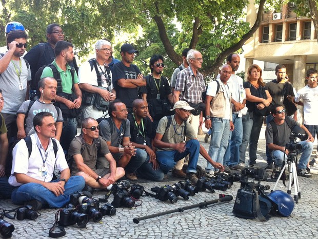 Cinegrafistas e fotógrafos se solidarizam ao colega Santiago Andrade, morto após ser atingido por um rojão durante protesto no Rio de Janeiro (Foto: Daniel Silveira/ G1)