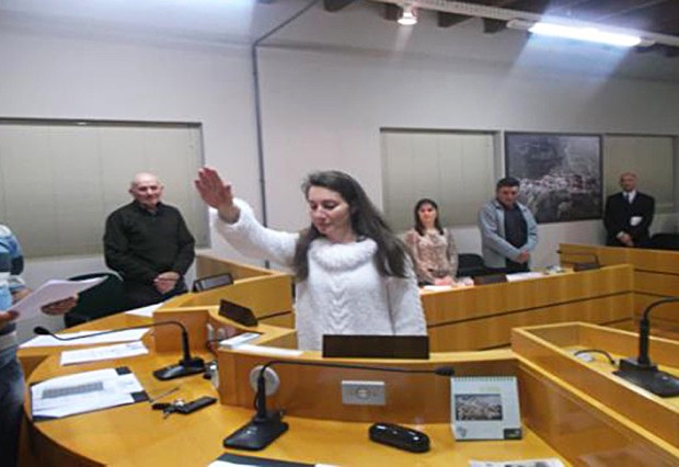 Veridiana faz juramento ao assumir o mandato (Foto: Divulgação/Câmara Municipal de Coronel Pilar)