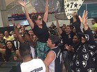 Susana Vieira esbanja simpatia e cai nos braços da torcida do Botafogo 