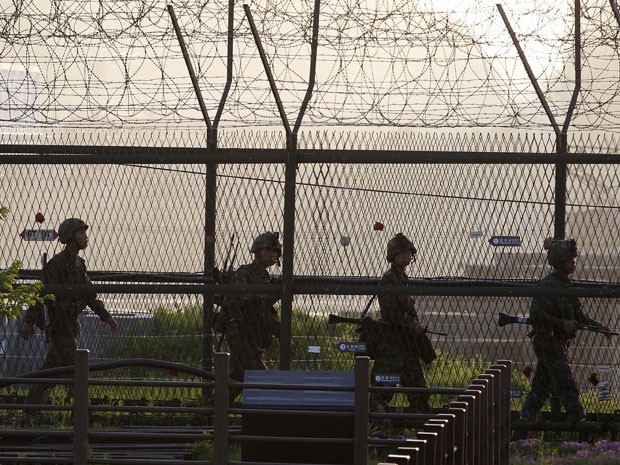 Soldados sul-coreanos patrulham base militar no país depois e lançamento de míssil feito pelos norte-coreanos (Foto: AP)