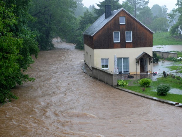 O Rio Wuerschnitz transbordou e quase atingiu casa em Chemnitz, no sudeste da Alemanha (Foto: Hendrik Schmidt/AFP)