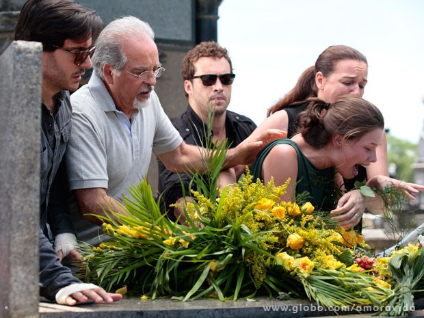 Linda surta no enterro da irmã, com saudades de Rafael  (Foto: Pedro Curi / TV Globo)