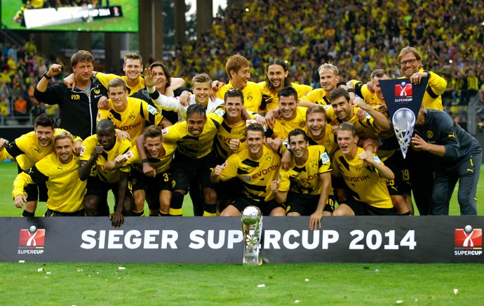 Elenco do Borussia Dortmund posa com a Supercopa da Alemanha (Foto: Reuters)
