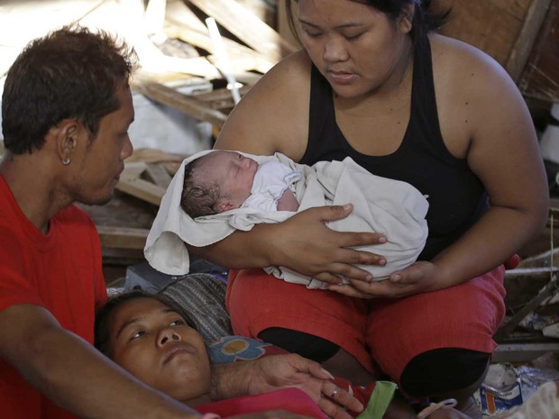 11/11 - Mulher dá à luz em uma clínica improvisada no aeroporto de Tacloban nas Filipinas (Foto: Bullit Marquez/ AP)