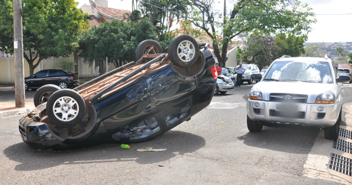 G Carro Capota Ap S Colidir Outro Em Cruzamento Em Campo Grande