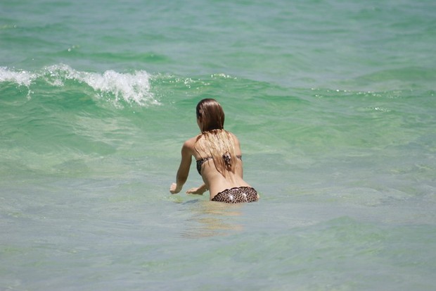 Carolina Dieckmann na praia (Foto: Dilson Silva / AgNews)