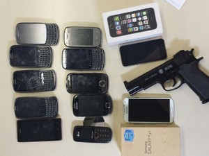 Polícia apreendeu celulares na casa onde suspeitos foram encontrados, em Campo Grande (Foto: Divulgação/Polícia Civil)