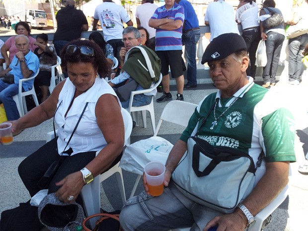 Amigos de Três Corações levaram até cadeira para esperar na fila. (Foto: Samantha Silva / G1)