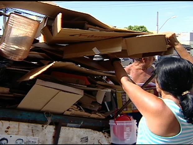 Fátima mora em um ferro velho, onde os livros disputam espaço com o lixo (Foto: Reprodução/TV Gazeta)
