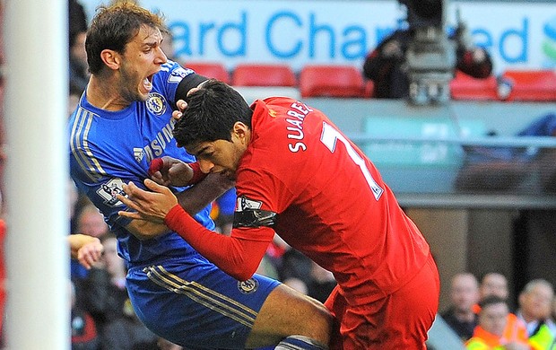 Suarez Ivanovic jogo Liverpool Chelsea (Foto: AFP)